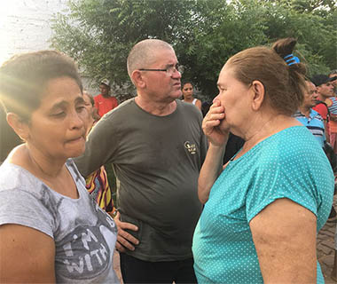Em velório, avó de menina morta por policiais desabafa: "mataram a família"