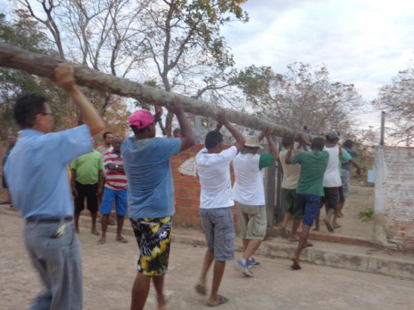 Levantamento do Mastro dá inicio aos festejos de Bom Jesus da Lapa na localidade Tabuleiro do Mato