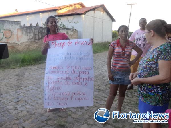 Moradores do Conjunto Vila Le&atilde;o fazem manifesta&ccedil;&atilde;o reivindicando melhorias.(Imagem:FlorianoNews)