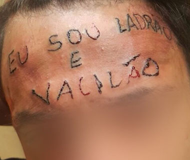 Jovem tatuado na testa é preso por furtar desodorantes