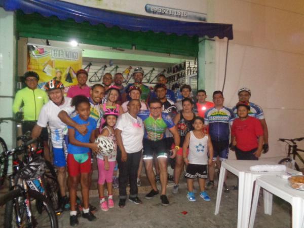 Passeio cicl&iacute;stico pelo Outubro Rosa &eacute; realizado em Floriano.(Imagem:FlorianoNews)