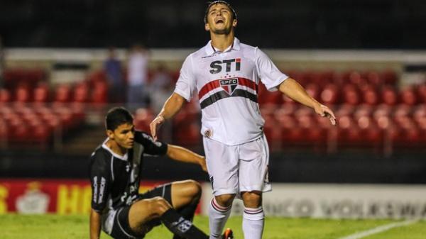 Aloisio se lamenta, durante jogo do S&atilde;o Paulo contra a Ponte Preta.(Imagem: Willian Volcov / Ag. Estado)