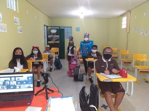 Em comemoração ao Dia do Índio, alunos da Escola Pequeno Príncipe se caracterizam de indígenas.(Imagem:EPP)