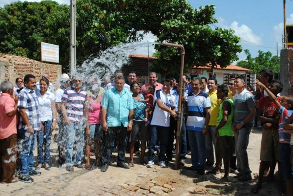 Prefeito Gleydson Resende inaugura sistema de água no bairro Vereda Grande