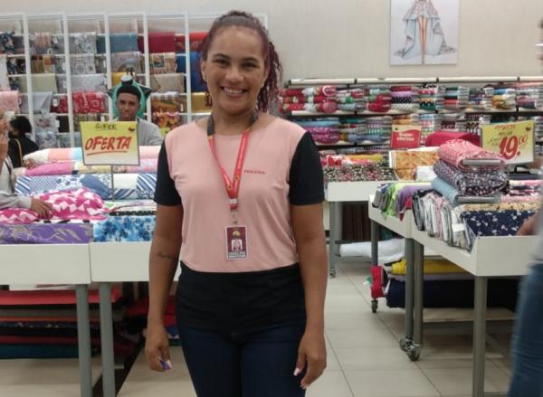 Jaqueline Santos, chefe do setor de confec&ccedil;&otilde;es.(Imagem:FlorianoNews)