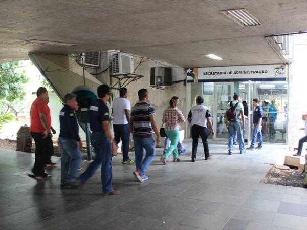 Servidores foram at&eacute; a secretaria cobrar volta de gratifica&ccedil;&otilde;es.(Imagem:Gustavo Almeida/G1)