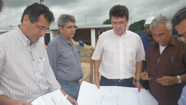 Prefeito Gilberto Júnior se reuniu com representantes da Caixa Econômica para discutir habitação popular.(Imagem:FlorianoNews)