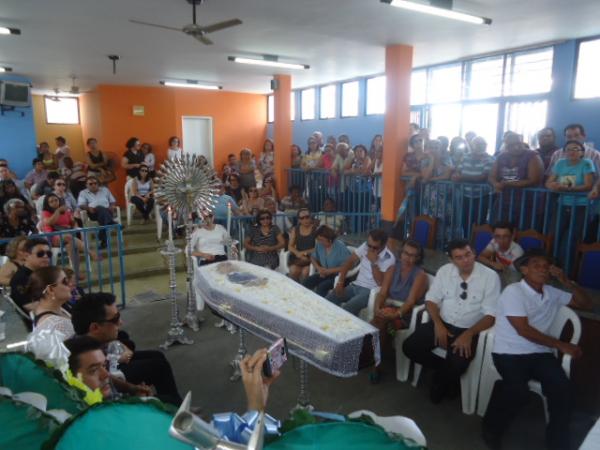 Familiares, amigos e autoridades dão último adeus a Salomão Ayres