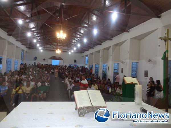 Amigos e familiares lotam igreja em missa de 7&ordm; dia de irm&atilde;os assassinados.(Imagem:FlorianoNews)