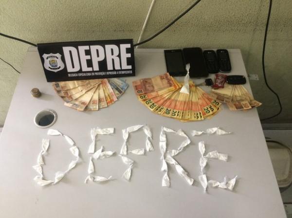 Droga e dinheiro foram apreendidos com os suspeitos.(Imagem:Divulga&ccedil;&atilde;o/Pol&iacute;cia Civil)