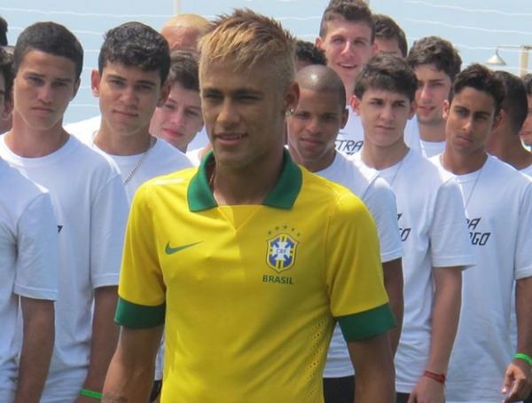 Neymar apresenta nova camisa amarelinha, e Felipão pede 6ª estrela