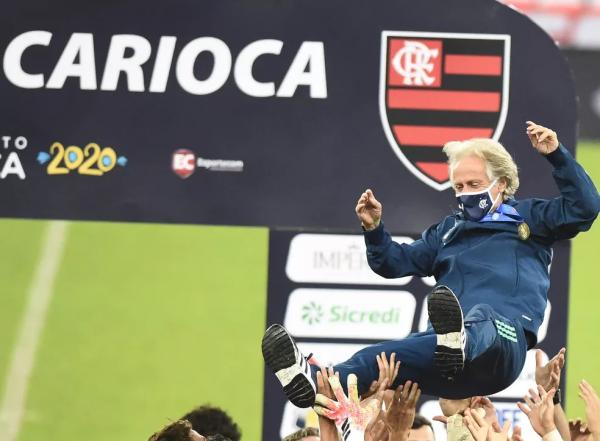 Jorge Jesus &eacute; festejado ap&oacute;s ganhar o Carioca de 2020.(Imagem:Andr&eacute; Dur&atilde;o / GloboEsporte.com)