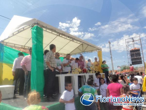 Popula&ccedil;&atilde;o vai &agrave;s ruas para prestigiar desfile.(Imagem:FlorianoNews)