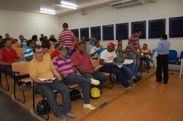 Mototaxistas participam de capacita&ccedil;&atilde;o em Floriano.(Imagem:Valdemir Miranda)