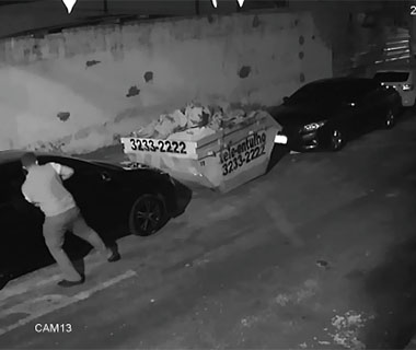 Dupla arromba dois carros estacionados em menos de 10 minutos