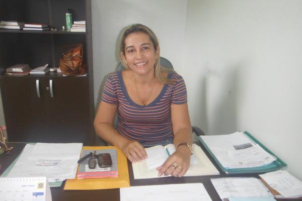 Claudim&ecirc; Ara&uacute;jo, diretora do hospital.(Imagem:FlorianoNews)