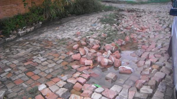Buracos nas ruas de Floriano causam transtornos à população