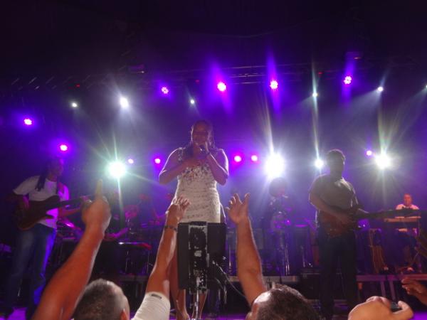 Show com Margareth Menezes levou o público ao delírio em Floriano