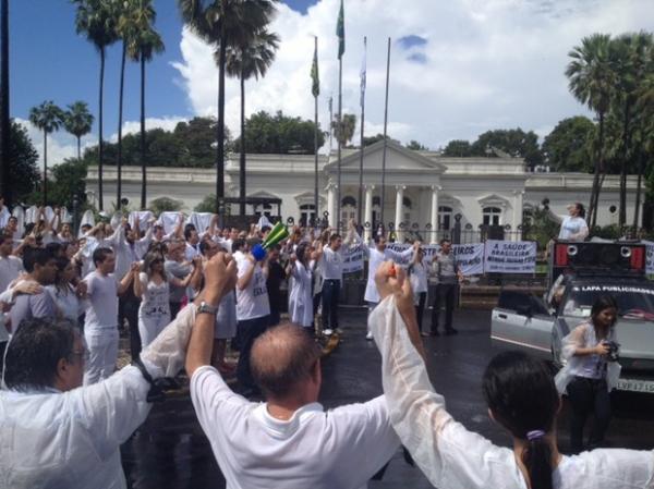 Debaixo de chuva, 300 fazem ato contra importação de médicos no PI