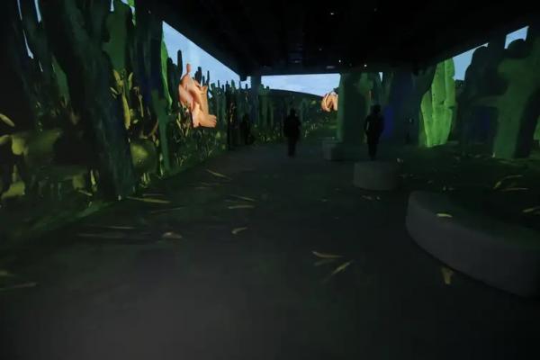 Com cerca de 40 obras projetadas em 360 graus, 