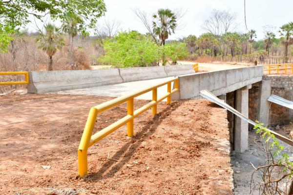  Vereadores de Floriano participam de entrega da ponte que d&aacute; acesso &agrave; localidade Saco.(Imagem:CMF)