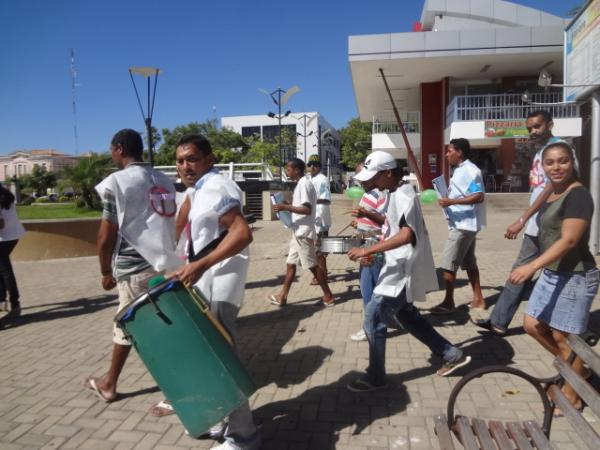 Caminhada lembra o Dia Internacional de Combate &agrave;s Drogas em Floriano.(Imagem:FlorianoNews)