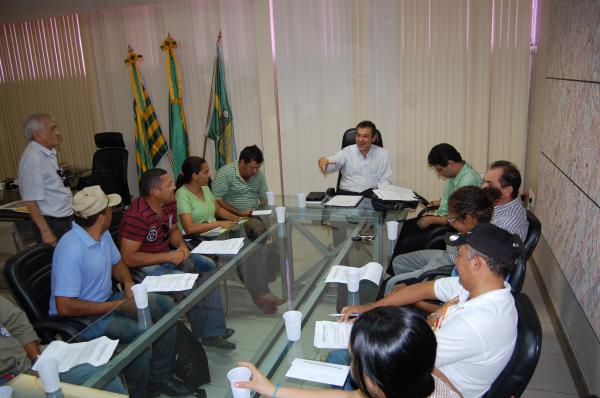 Prefeito ouve agentes de sa&uacute;de e endemias e atende reivindica&ccedil;&otilde;es da classe.(Imagem:Valdemir Miranda)