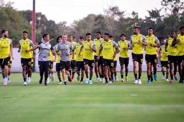 Filipe Lu&iacute;s correndo com os jogadores no primeiro treino como t&eacute;cnico no Flamengo.(Imagem:Marcelo Cortes / CRF)
