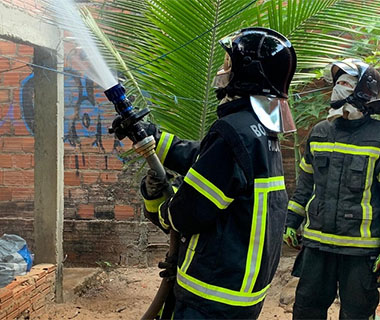 Celular carregando causa incêndio e destrói casa na Capital