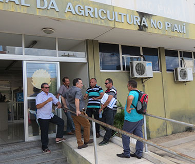 Pescadores vão a delegacia por terem contas zeradas em golpe do seguro no Piauí