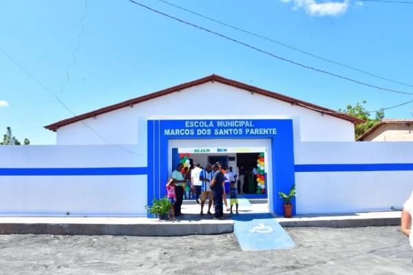  Vereadores representam C&acirc;mara de Floriano em solenidade na Escola Marcos dos Santos Parente.(Imagem:CMF)