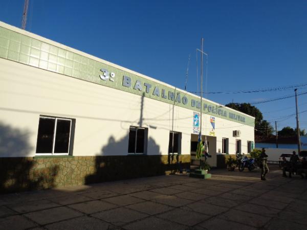 Menor de idade bate em viatura da PM e é detido durante a madrugada