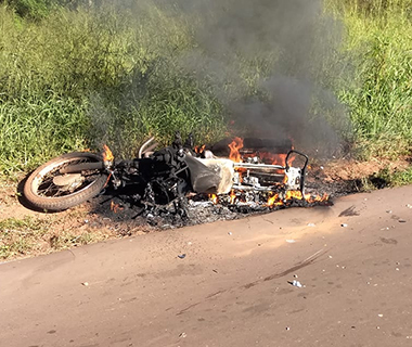 Moto incendeia em acidente na BR-135 que deixou dois mortos