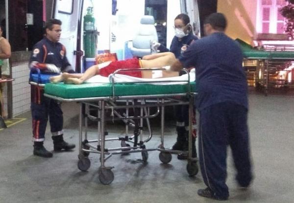 Dois jovens baleados foram transferidos em uma ambul&acirc;ncia do Samu para o IJF(Imagem:Arquivo pessoal)