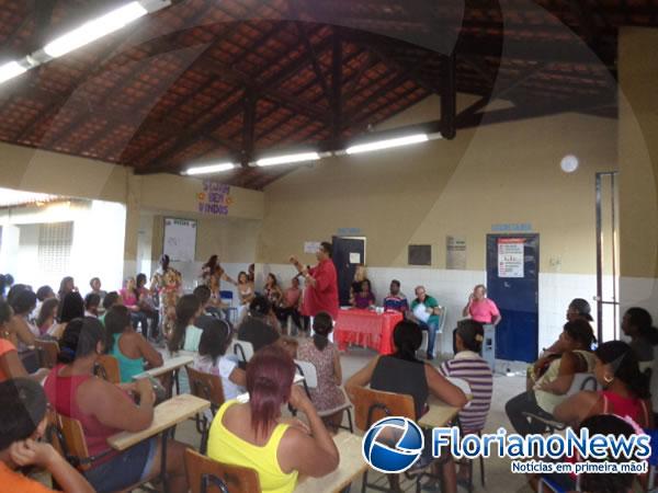 Palestra discute importância da família e escola na formação de crianças e adolescentes.(Imagem:FlorianoNews)