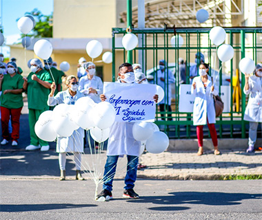 Com balões brancos, enfermeiros protestam contra falta de EPIs e valorização na frente do HUT