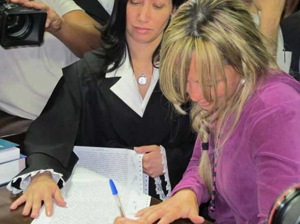 Adriana Almeida, pouco ap&oacute;s ser absolvida no F&oacute;rum de Rio Bonito. (Imagem:T&aacute;ssia Thum / G1)
