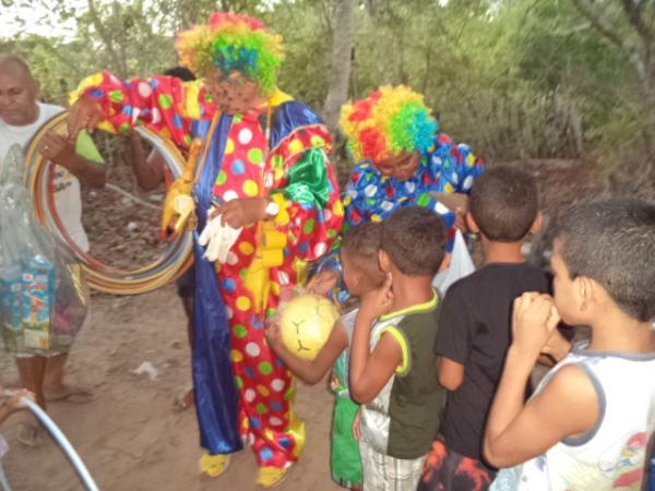 Palha&ccedil;o Carrapeta distribui presentes e alegria na zona rural de Floriano.(Imagem:FlorianoNews)