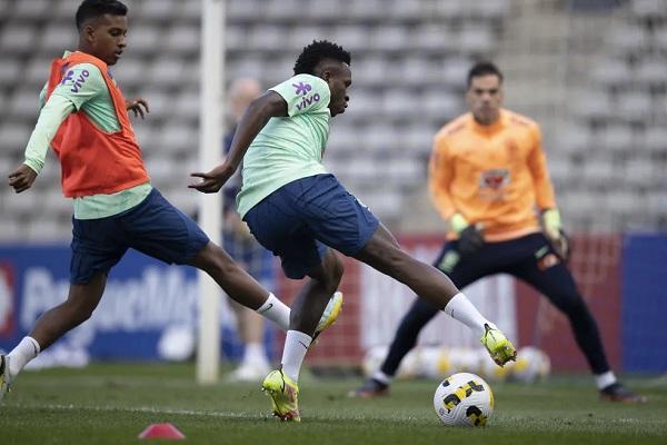  Rodrygo e Vinicius Junior em a&ccedil;&atilde;o no treino da sele&ccedil;&atilde;o brasileira.(Imagem: Lucas Figueiredo/CBF )