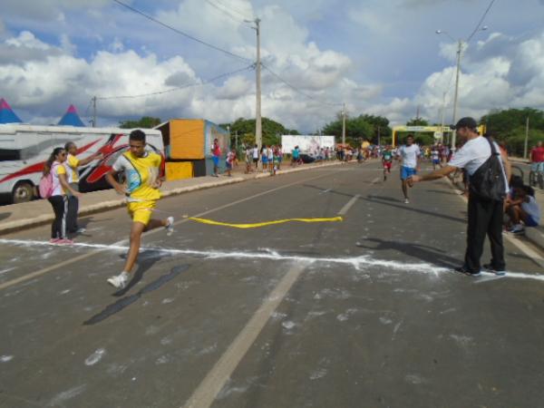 Festival de Atletismo re&uacute;ne estudantes de escolas municipais de Floriano.(Imagem:FlorianoNews)