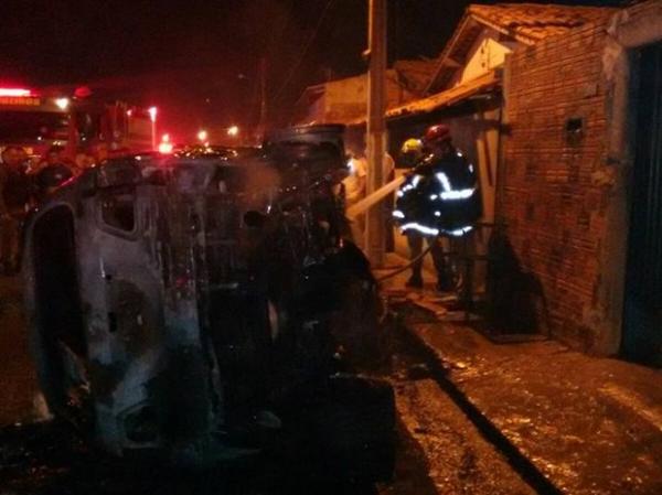 Carro ficou completamente destu&iacute;do.(Imagem:Pol&iacute;cia Militar)