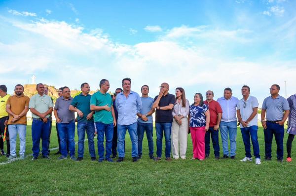 Ciro prestigia jogo de futebol no aniversário de Oeiras e destaca investimentos(Imagem:Ascom)