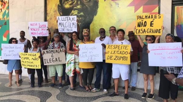 Integrantes do movimento negro Grito Forte dos Palmares fazem ato em frente &agrave; Funda&ccedil;&atilde;o Cultural Palmares, em Bras&iacute;lia, contra nomea&ccedil;&atilde;o de S&eacute;rgio Nascimento de Camargo para a presid(Imagem:Luiza Garonce / G1)