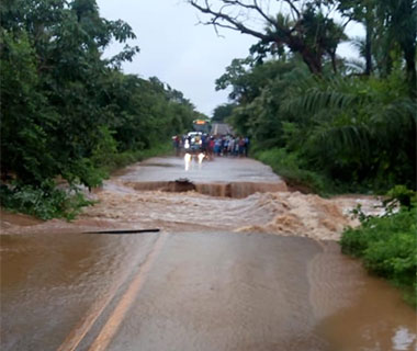 Ponte rompe na PI-130 e deixa moradores ilhados em Nazária