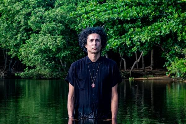 Juliano Gauche habita o mundo dos sonhos em disco gerado pela "nuvem carregada" da pandemia