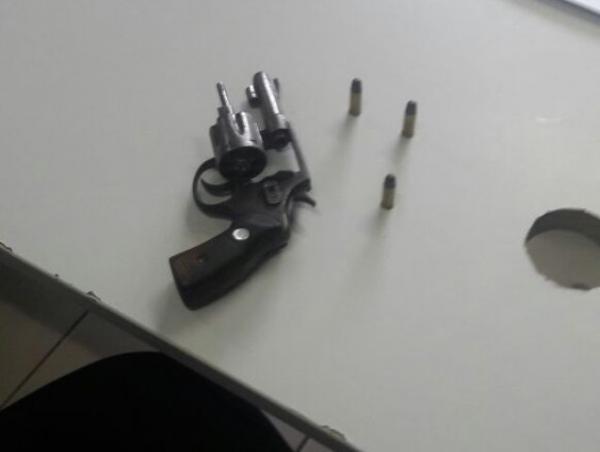 Homem &eacute; preso por porte ilegal de arma de fogo no bairro Bom Lugar(Imagem:Divulga&ccedil;&atilde;o/PM)