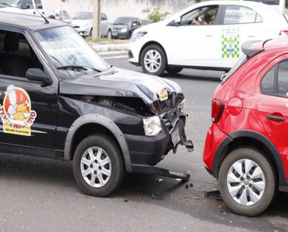 Engavetamento com quatro carros deixa grávida ferida na capital