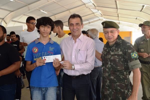 Prefeito Gilberto J&uacute;nior participa de solenidade de certifica&ccedil;&atilde;o de dispensa do servi&ccedil;o militar.(Imagem:Secom)
