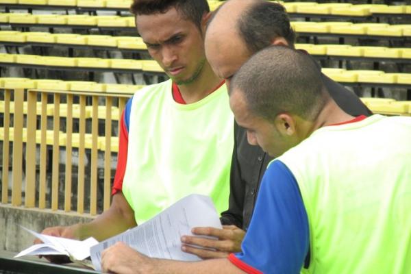 Para n&atilde;o perder tempo com transfer&ecirc;ncia, o jogador assinou o contrato com o time durante o treino Enxuga Rato.(Imagem: Emanuele Madeira/GloboEsporte.com)
