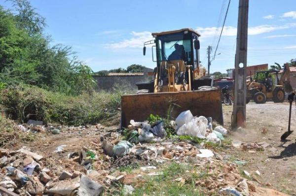 Primeira semana do mutirão de limpeza retira 132 carradas de lixo das ruas de Floriano.(Imagem:SECOM)